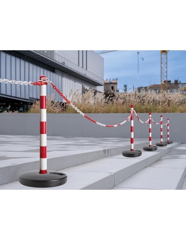 Rot/weißer Kunststoffpfosten ohne Sockel