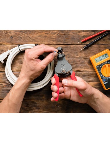 AUTOMATICALLY ADJUSTING WIRE CUTTER/STRIPPER