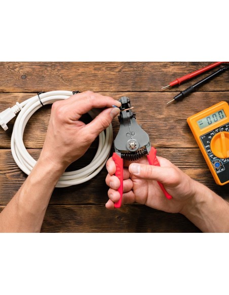 AUTOMATICALLY ADJUSTING WIRE CUTTER/STRIPPER