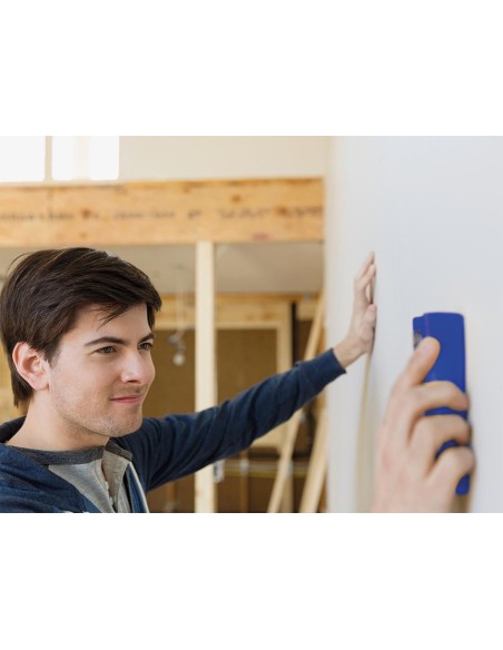 Detector suitable for wood, ferrous metal an AC live wire